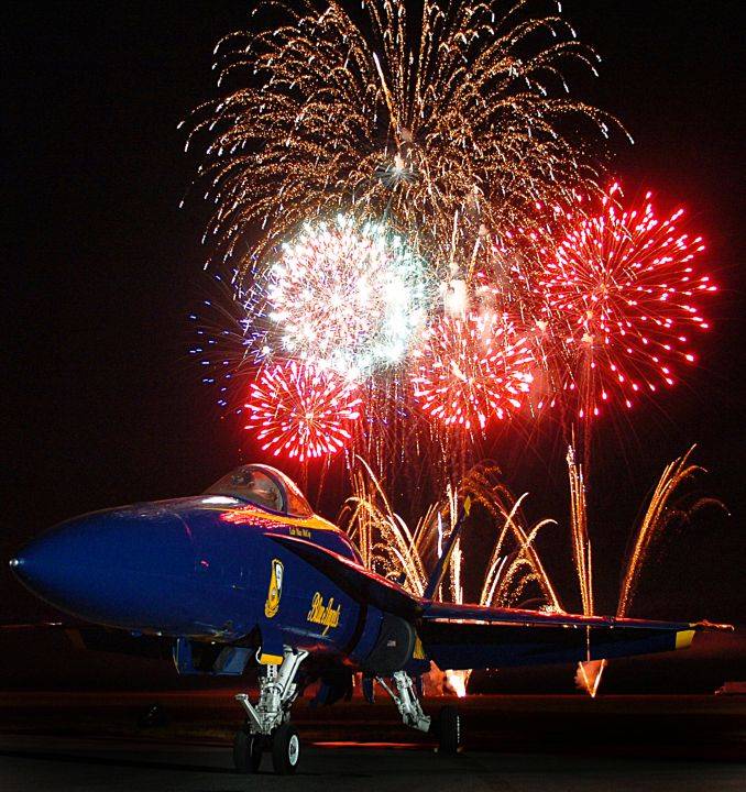 September 31, 2005: The Night Sky Lights Up With Exploding Fireworks in Millington, State of Tennessee, USA. Photo Credit (Full size): Photographer's Mate 2nd Class Jayme Pastoric, Navy NewsStand - Eye on the Fleet Photo Gallery (http://www.news.navy.mil/view_photos.asp, 050931-N-9769P-001), United States Navy (USN, http://www.navy.mil); United States Department of Defense (DoD, http://www.DefenseLink.mil or http://www.dod.gov), Government of the United States of America (USA).