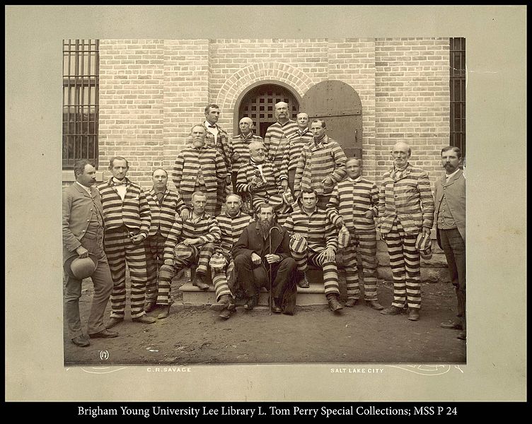 File:Prisoners in front of jail.jpg