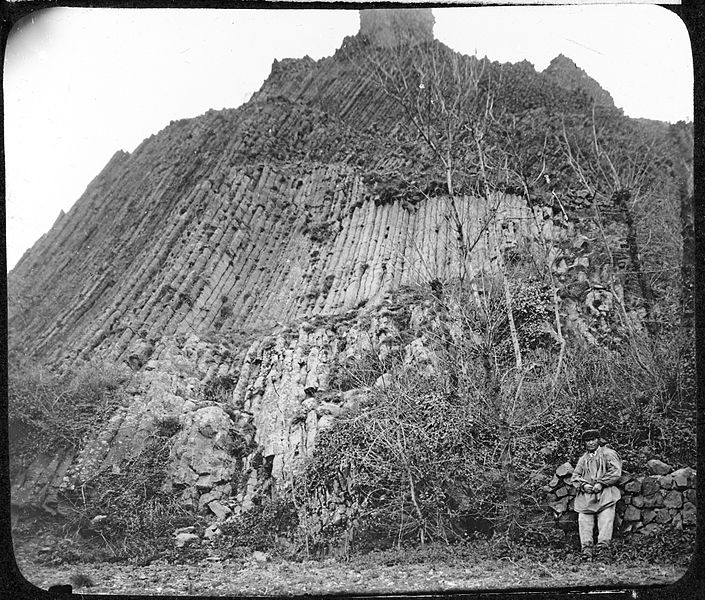 File:A basalt neck at Buron near Coudes, Southern France YORYM-TA0365.jpg