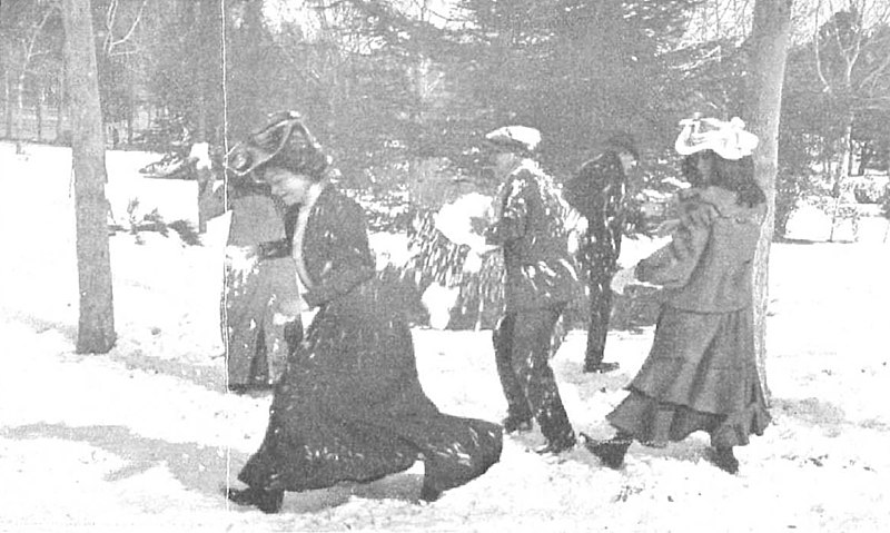 File:1907-02-14, Nuevo Mundo, La nieve en Madrid, Campúa (cropped) Jóvenes librando una batalla en el Retiro con proyectiles de nieve.jpg
