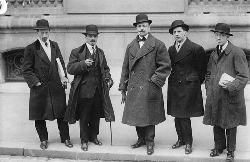 File:Russolo, Carrà, Marinetti, Boccioni and Severini in front of Le Figaro, Paris, 9 February 1912.jpg