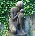 Skulptur von Max Frick für das Familiengrab Otto Stahn, Friedhof Wannsee, Lindenstraße