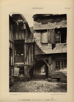 VUES PRISES DANS LA COUR D'UNE MAISON, PLACE VICTOR HUGO