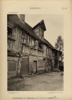 VUES PRISES DANS LA COUR D'UNE MAISON, PLACE VICTOR HUGO