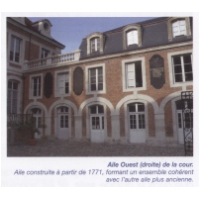 Aile Ouest (droite) de la cour.