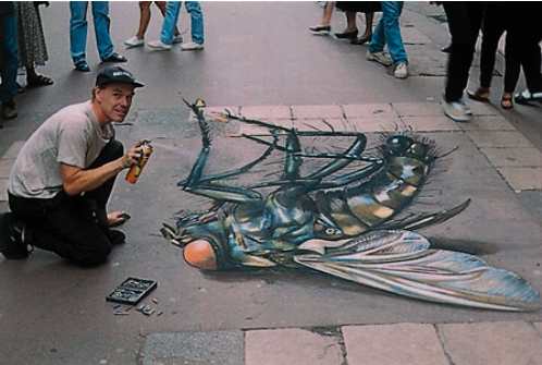 [l'artista "stende" una mosca gigante con una bomboletta spray]