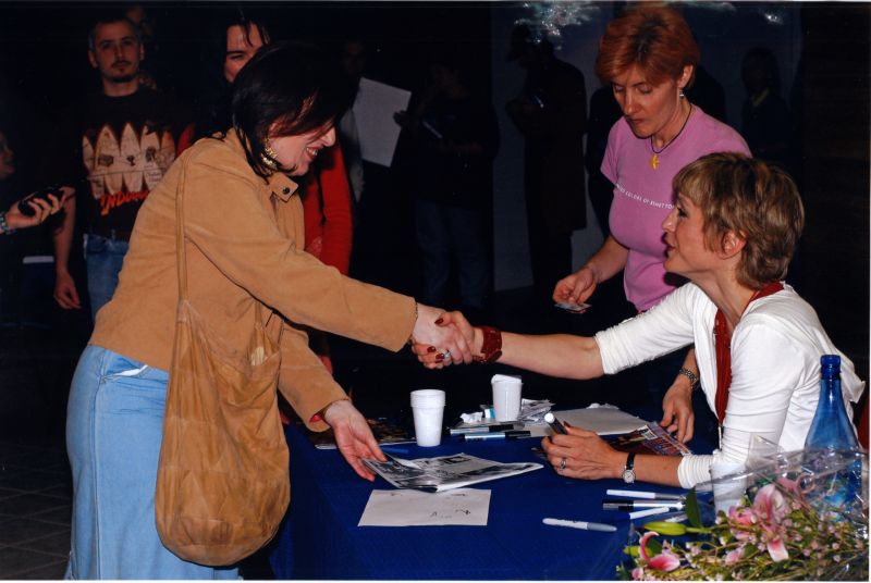 [elena autografo con Nana Visitor]