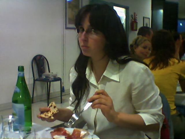 [Chiara con sguardo minaccioso]