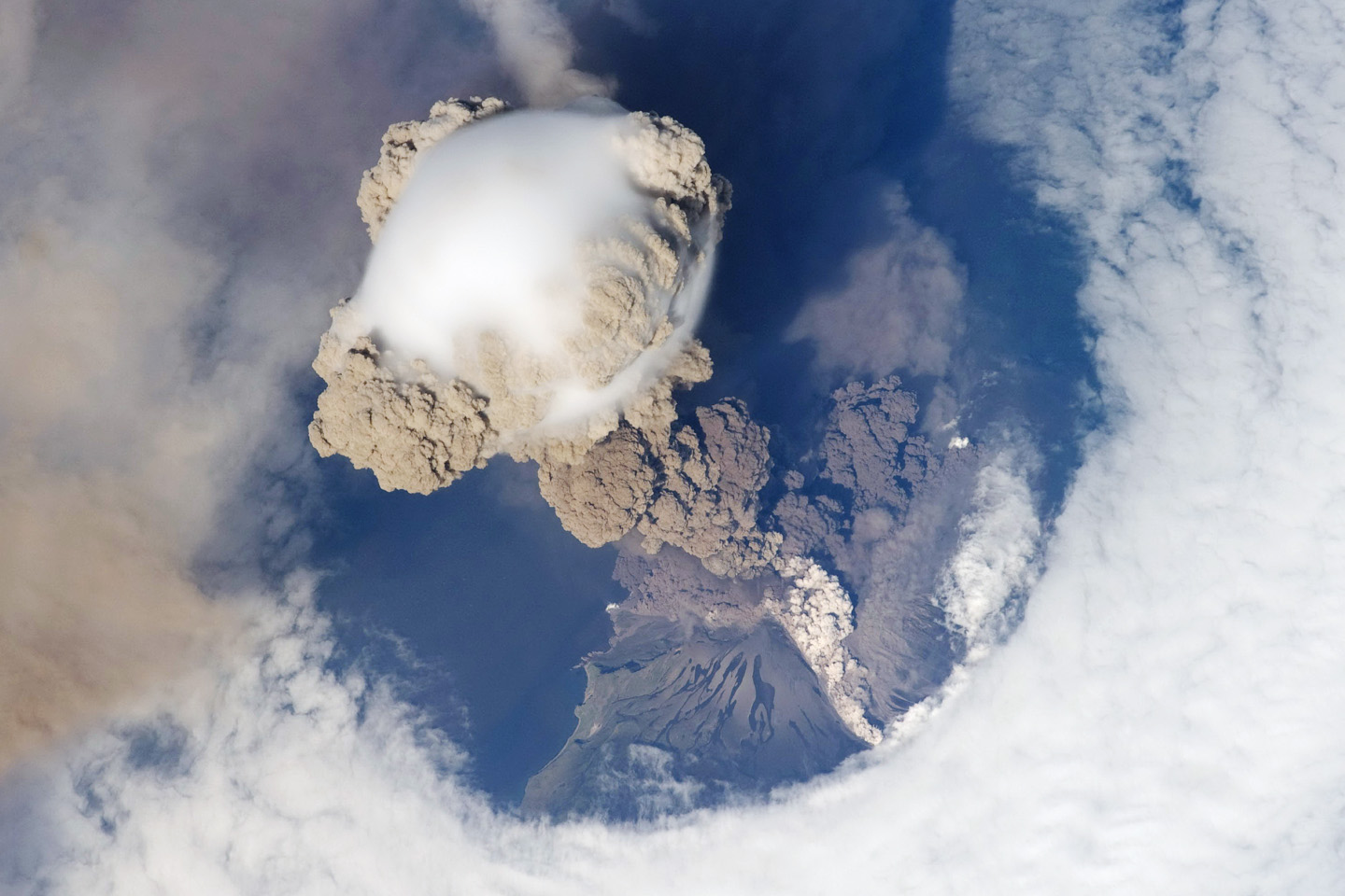 [ISS020-E-09048_lrg+volcano.jpg]