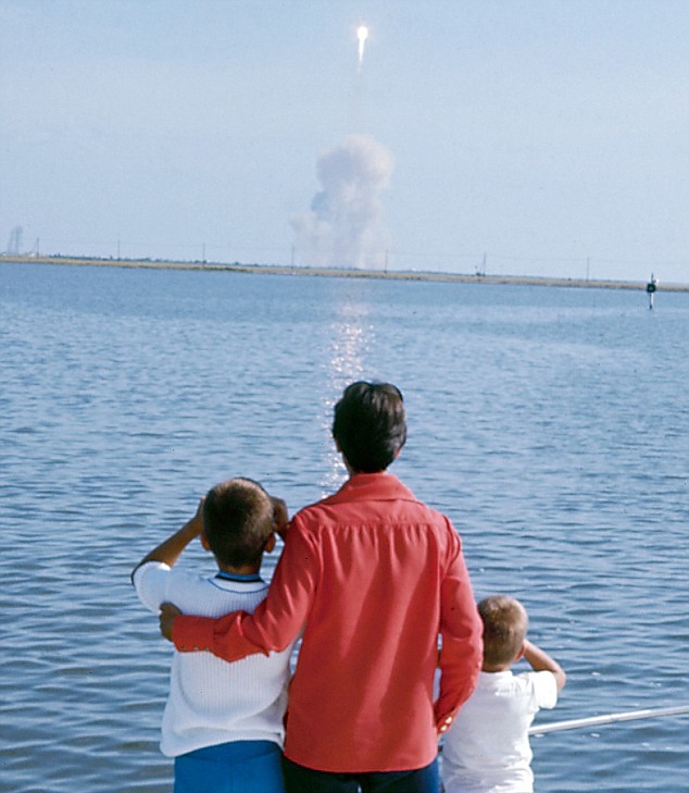 [ricky+janet+mark+armstrong+watch+liftoff.jpg]