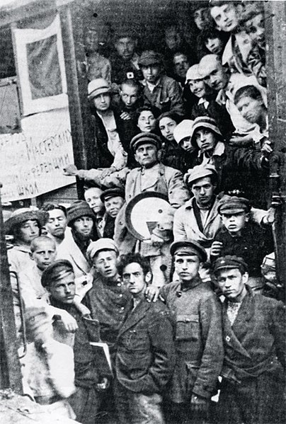File:Members of Unovis at the Vitebsk train station, June 5, 1920.jpg