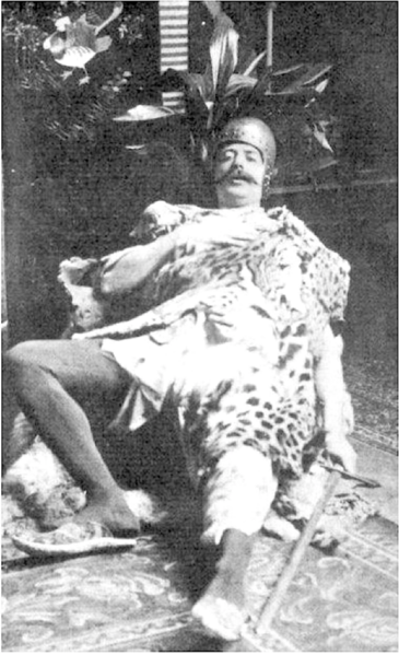 File:Photograph of Jean Lorrain as a dying warrior.png
