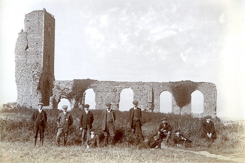 File:Group in front of All Saints’ in Dunwich, ca. 1904.jpg