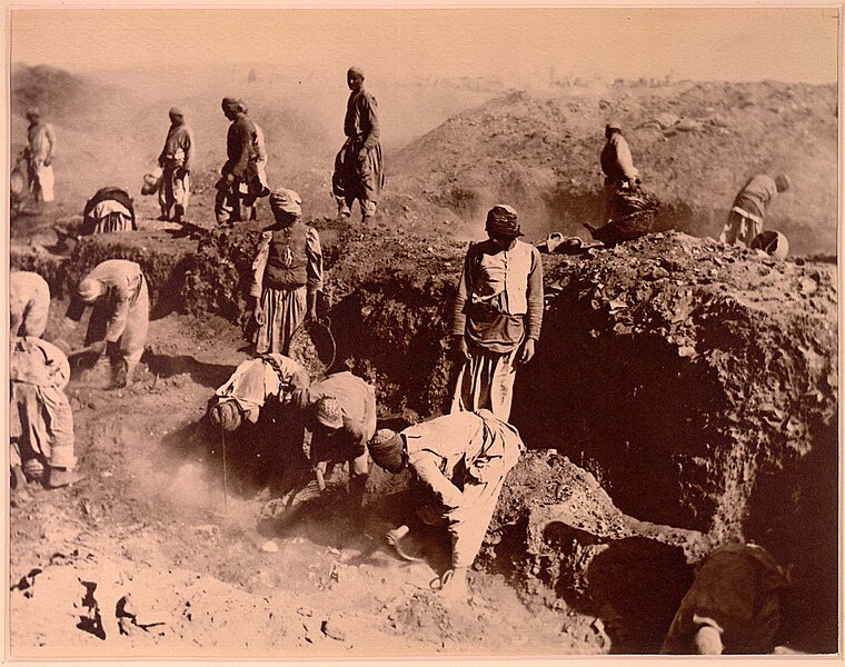 File:Excavations at Oxyrhynchus 1 ca 1903 B.jpg